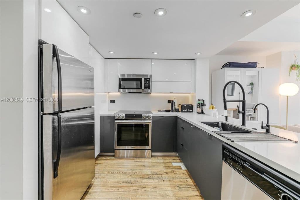 1+1 Condo — 111 E Flagler St APT 708