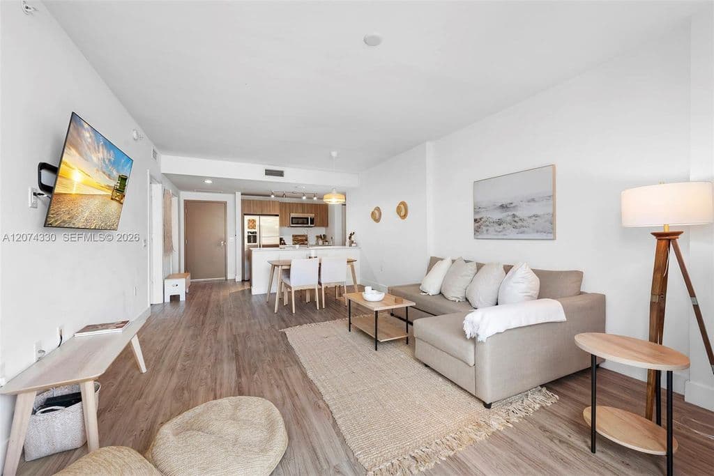 1-bedroom Condo — 201 SW 17th Rd #411