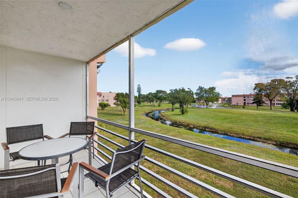 2-bedroom Condo — 9481 Sunrise Lakes Blvd APT 210