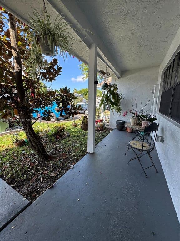 2+1 Mülk — 10428 NW 3rd St