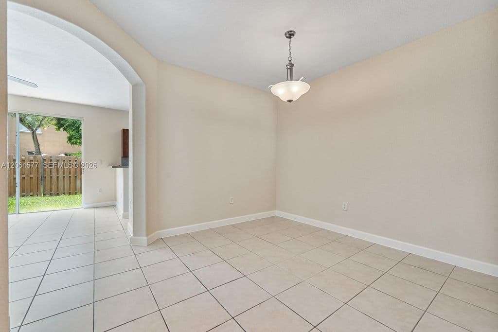 4+1 Mülk — 1427 SE 25th Ave