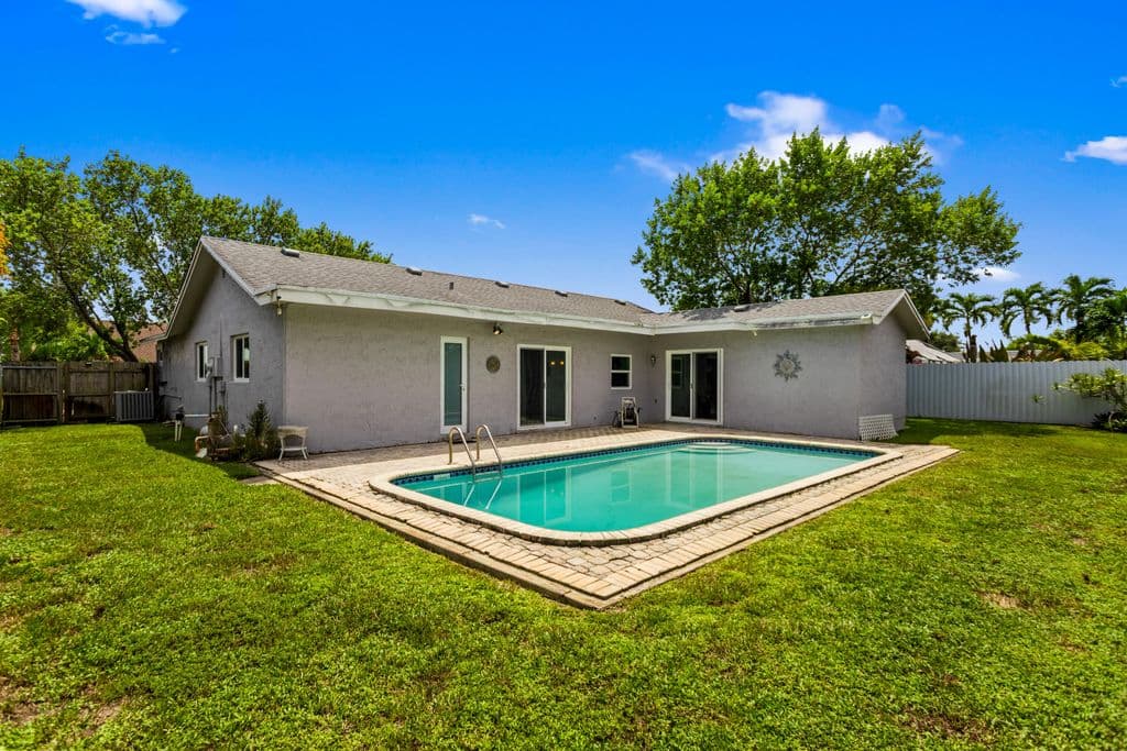 3+1 Müstakil ev — 8621 NW 3RD Street