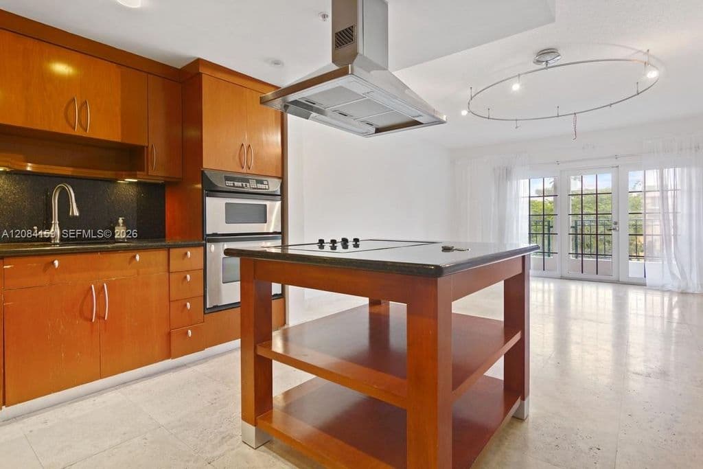 2+1 Condo — 300 Euclid Ave APT 209