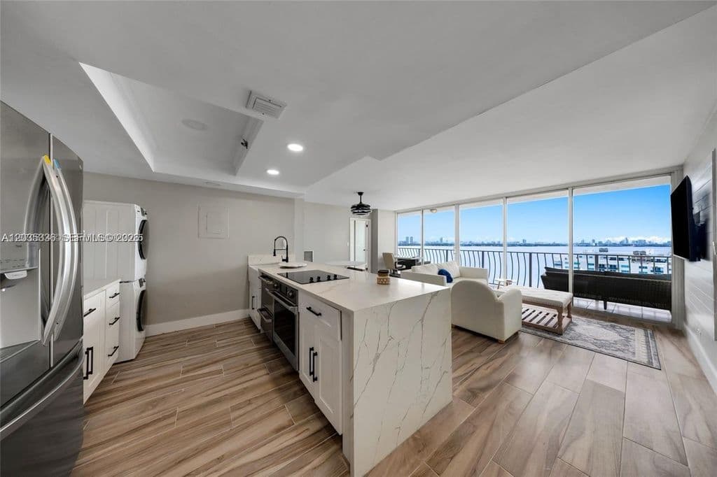 2-bedroom Condo — 7601 E Treasure Dr APT 1722