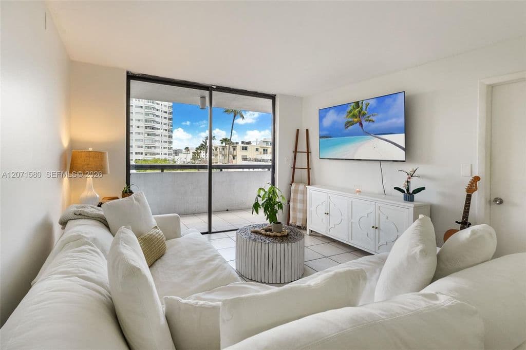 1-bedroom Condo — 1775 Washington Ave APT 5D