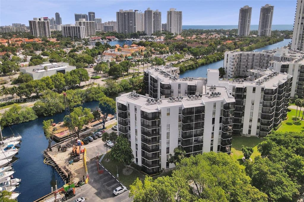 1+1 Condo — 3401 N Country Club Dr #Ei403