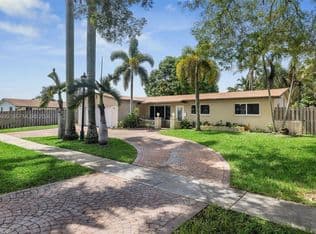 5+1 Müstakil ev — 8431 Pasadena Blvd, Pembroke Pines, 33024