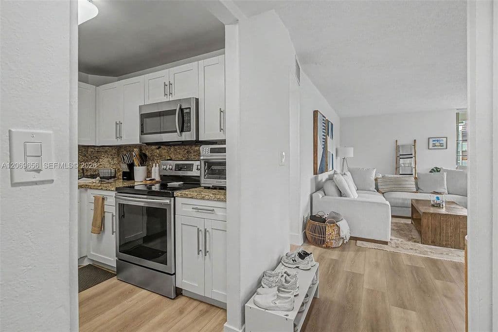 2+1 Condo — 10852 N Kendall Dr APT 314