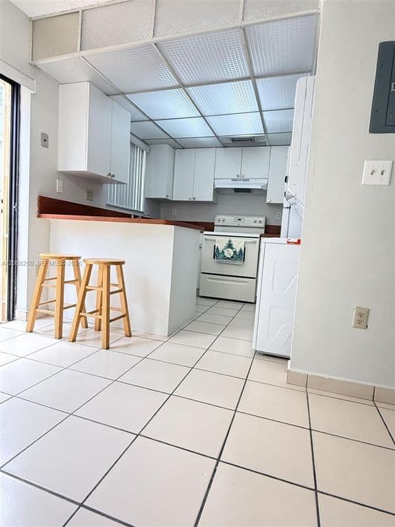 2-bedroom Property — 1701 W 42nd Pl APT 10
