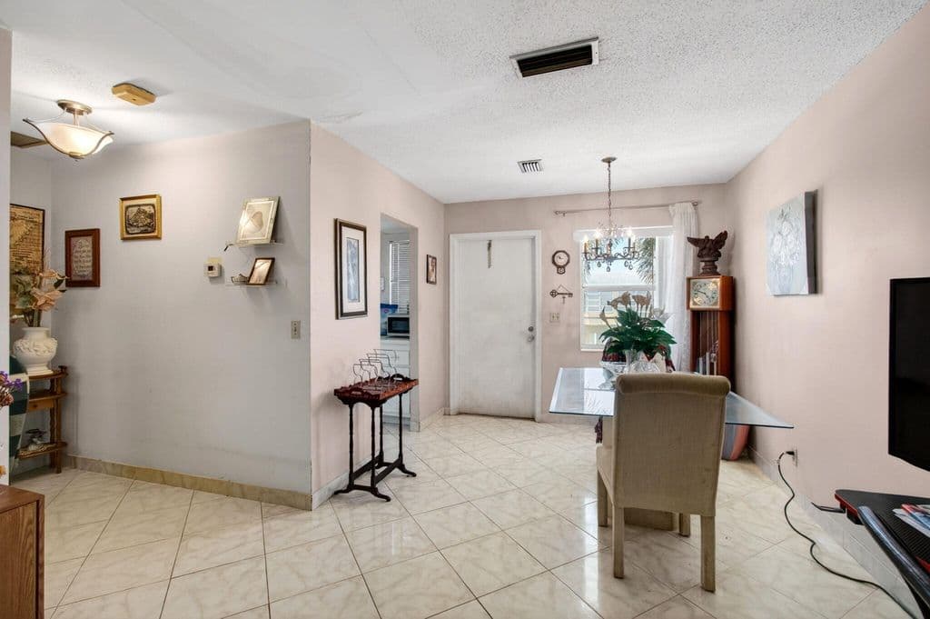 1+1 Condo — 2101 NE 1st Court #204