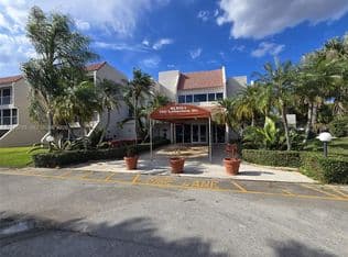2+1 Condo — 140 Lakeview Dr APT 111, Weston, 33326
