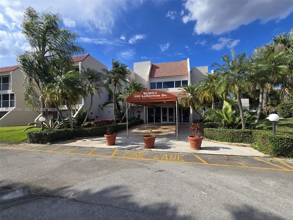 2+1 Condo — 140 Lakeview Dr APT 111