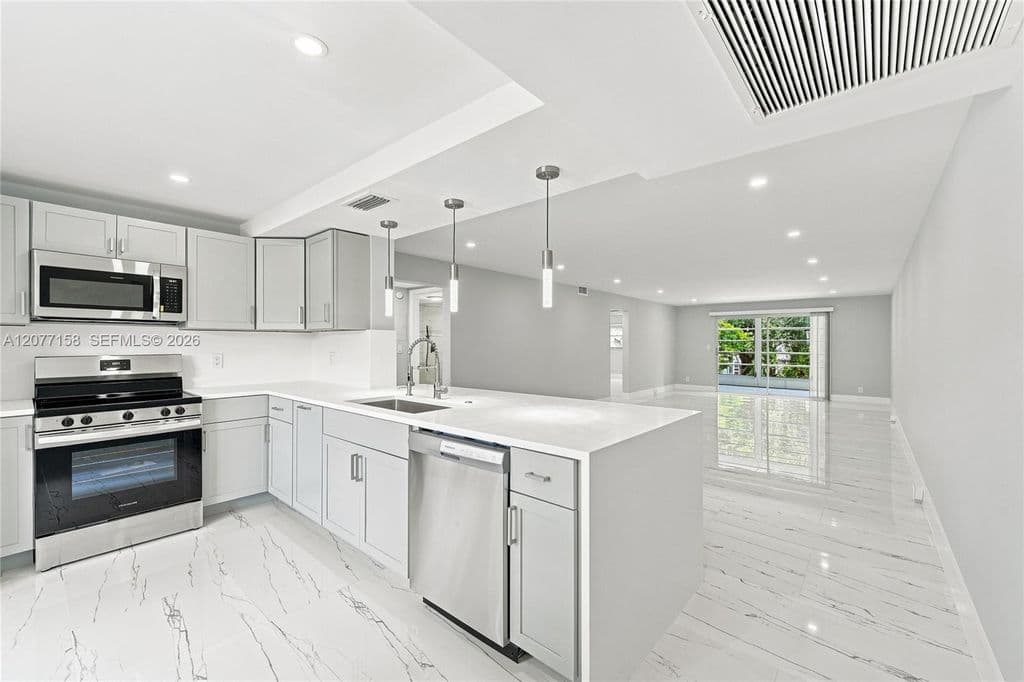 2-bedroom Condo — 3304 Aruba Way APT A2