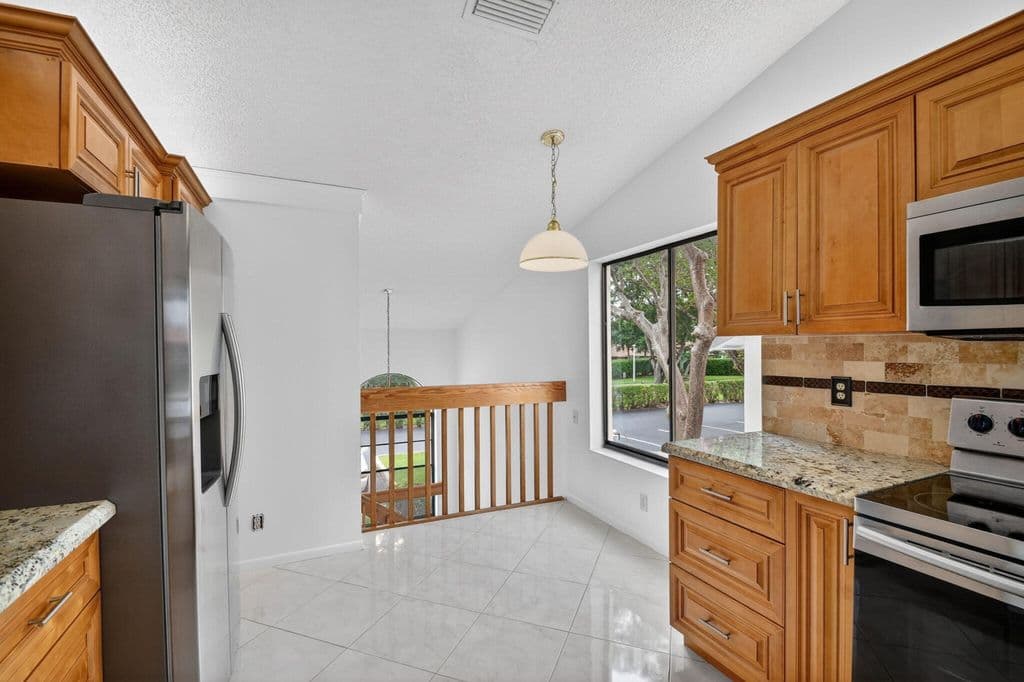 3+1 Condo — 10231 N Circle Lake Drive #201