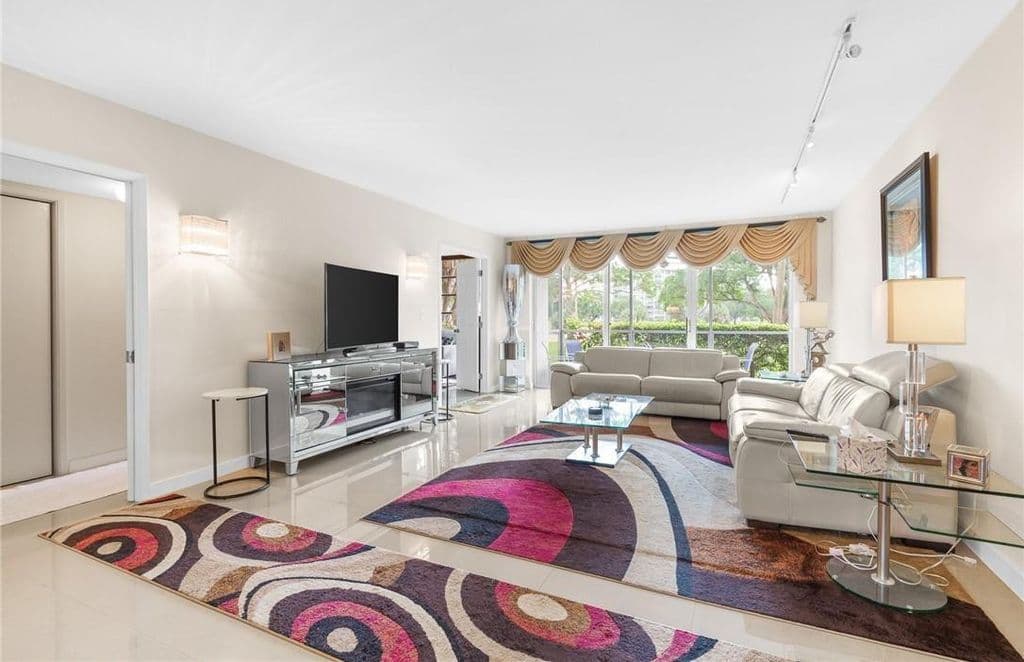3+1 Condo — 3800 Oaks Clubhouse Drive #110