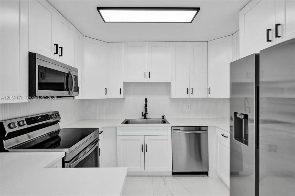 4+1 Müstakil ev — 1220 NE 8th St