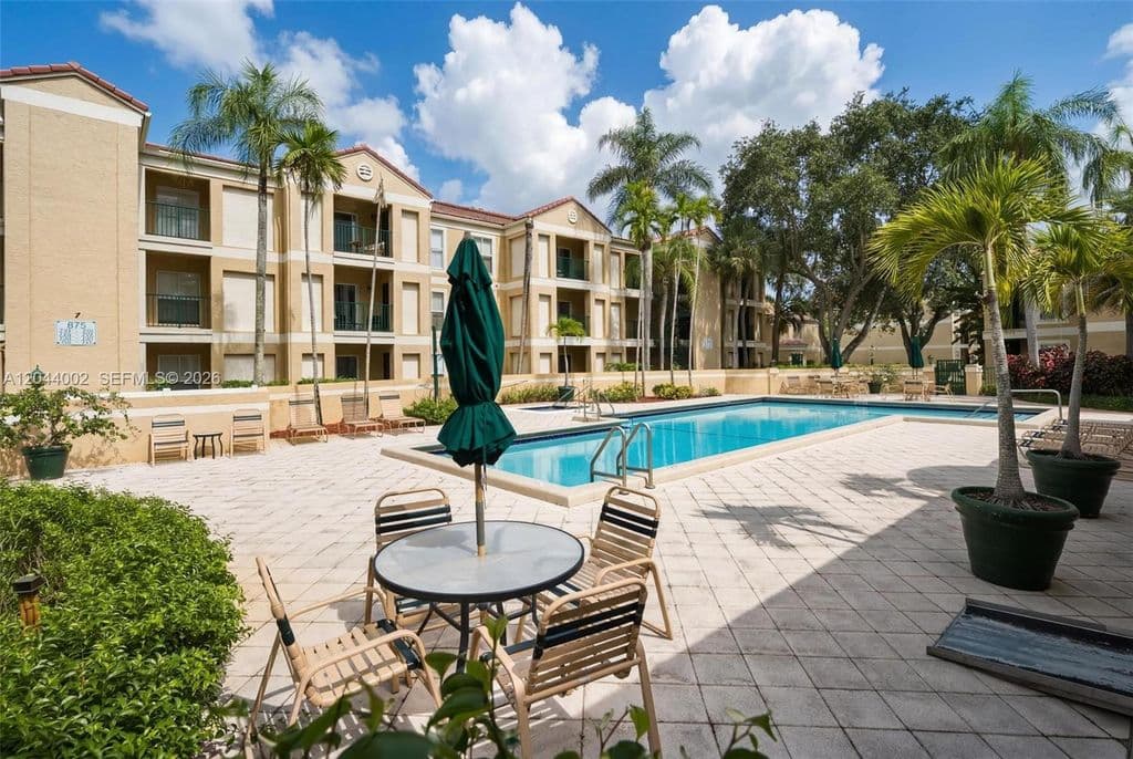 1-bedroom Condo — 977 Riverside Dr Unit 220
