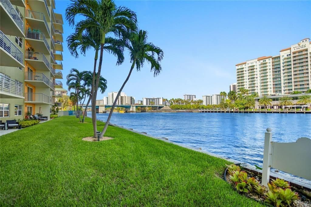 2+1 Condo — 2900 NE 30TH Street #G1