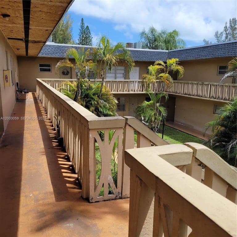 1-bedroom Condo — 1370 NE 119th St #137015
