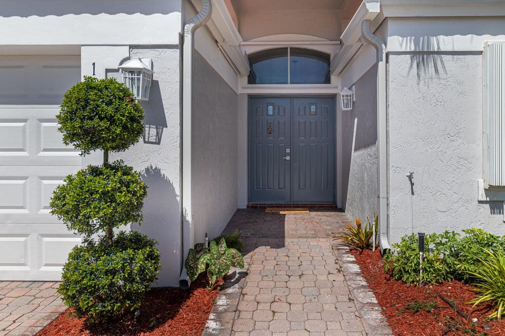 2-bedroom Single-Family Home — 15305 SUMMER LAKE Drive