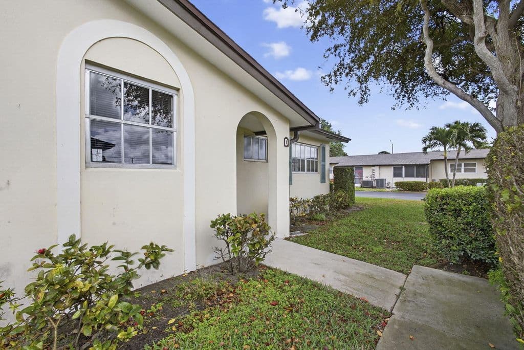 2+1 Condo — 2960 Ashley Drive E #D