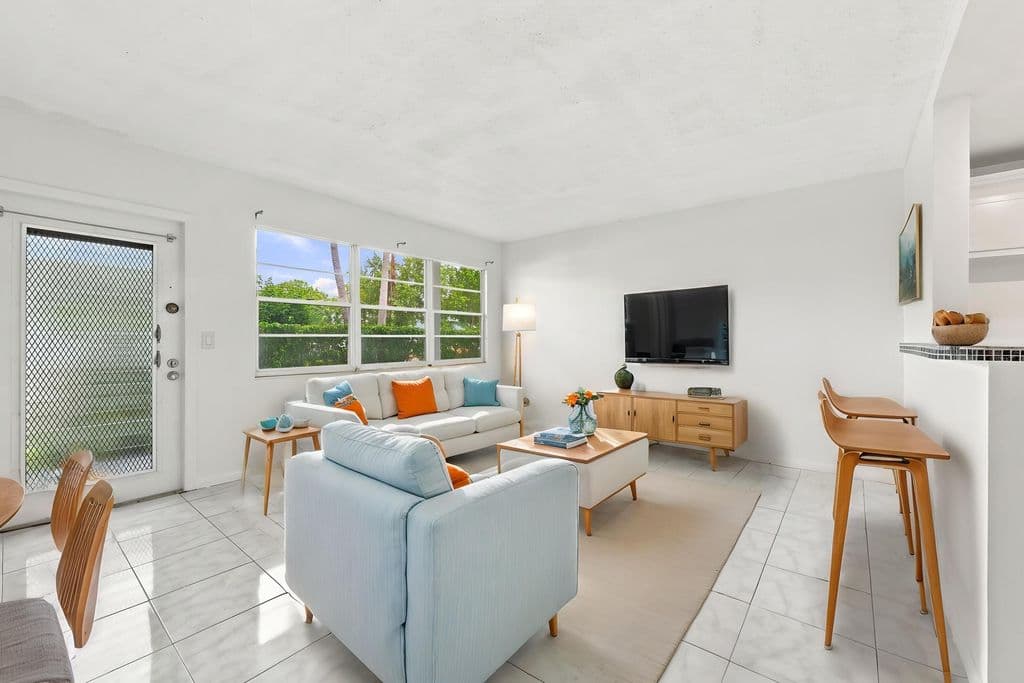 1-bedroom Condo — 310 OAKRIDGE R Court #310