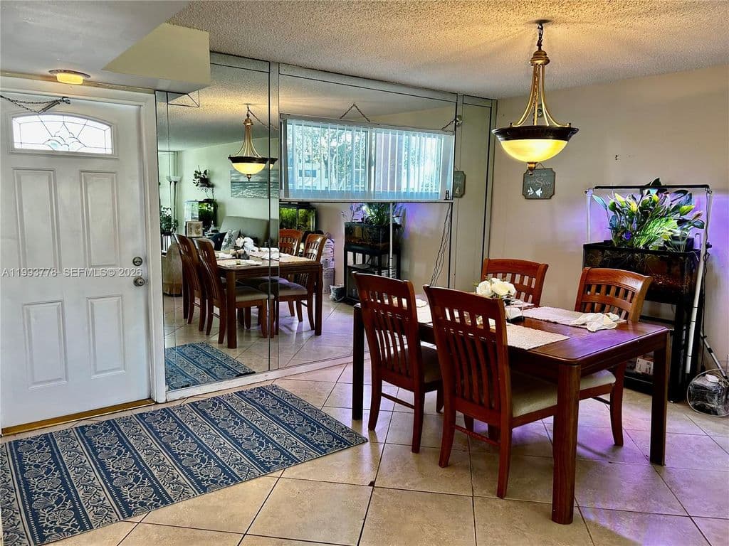 1-bedroom Condo — 411 S Hollybrook Dr APT 105