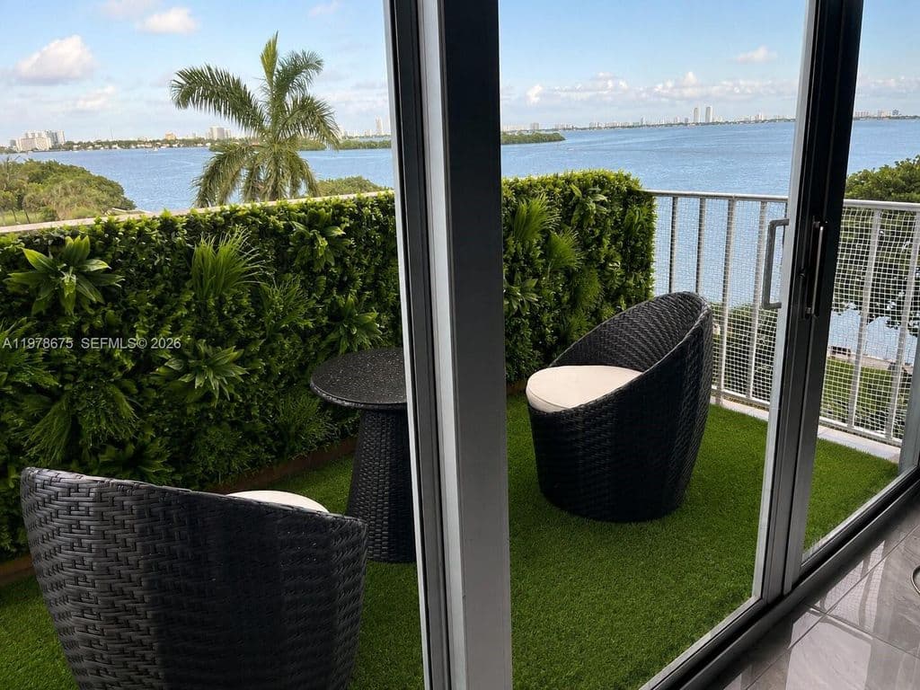 1+1 Condo — 880 NE 69th St APT 5Q