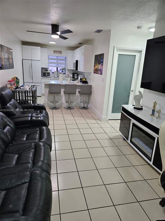 1-bedroom Condo — 2348 W 56th St APT 19
