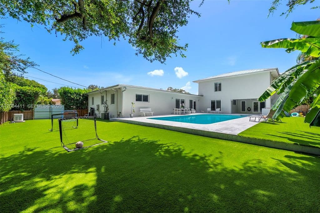 5+1 Müstakil ev — 831 NE 109th St
