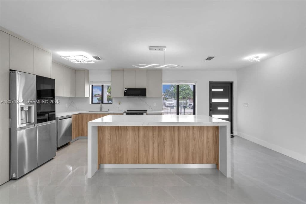 5-bedroom Single-Family Home — 4450 NW 169th Ter