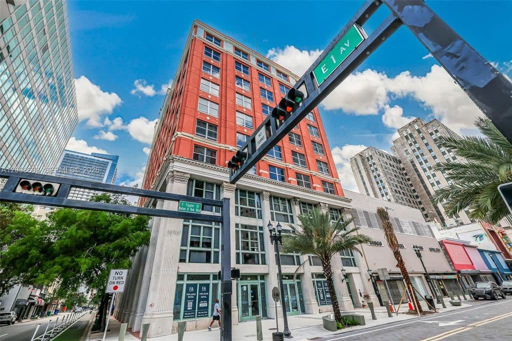 1+1 Condo — 111 E Flagler St APT 708