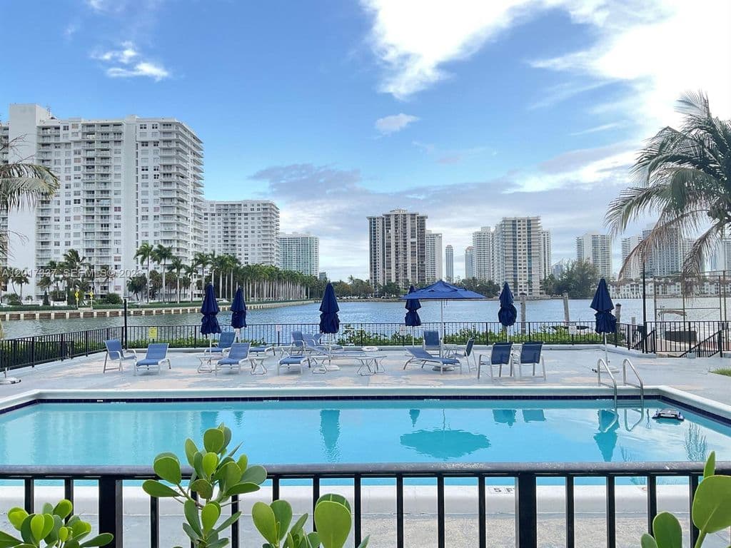 2-bedroom Condo — 2780 NE 183rd St APT 1007