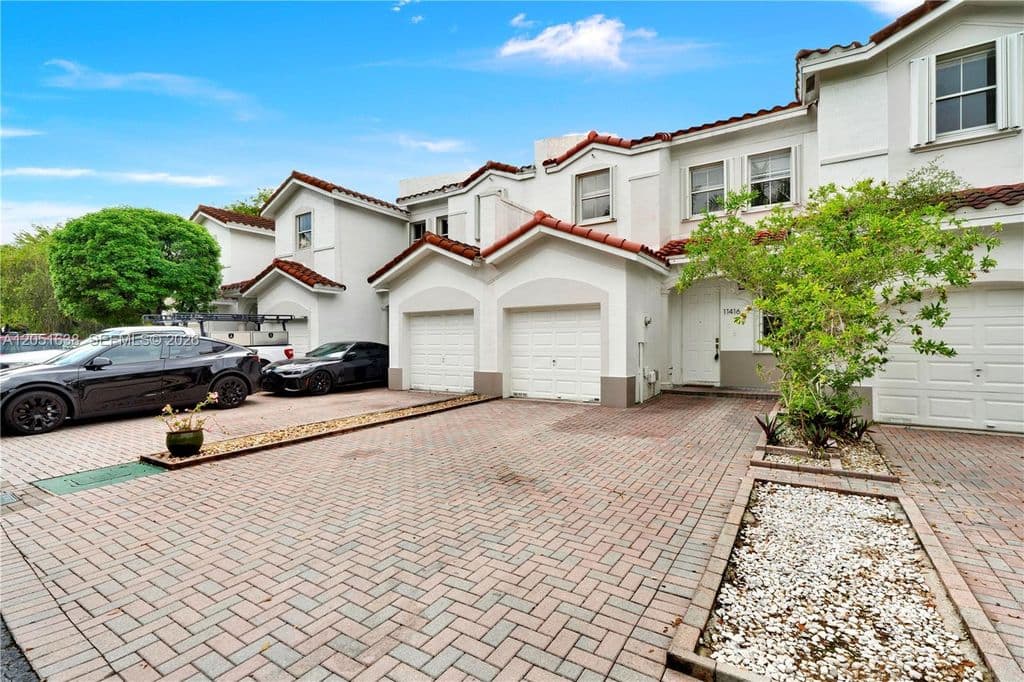 3-bedroom Property — 11416 NW 43rd Ter