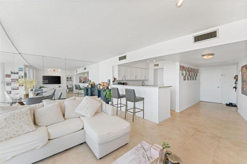 1-bedroom Condo — 900 Bay Dr APT 421
