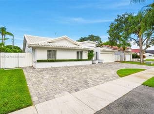 4+1 Müstakil ev — 8250 SW 86th Ct, Miami, 33143
