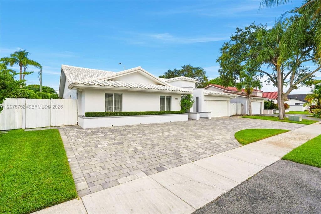 4+1 Müstakil ev — 8250 SW 86th Ct