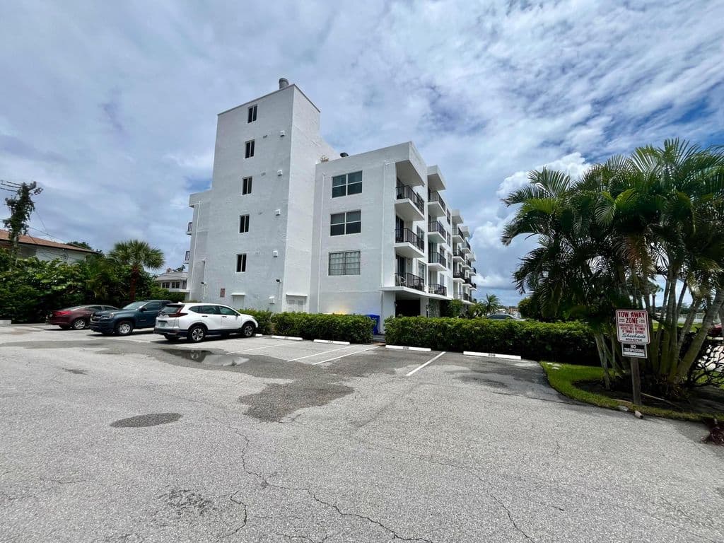 1-bedroom Condo — 301 Croton Avenue #305