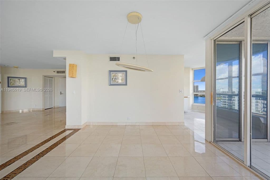 2+1 Condo — 19101 NE 36th Ct APT 2006