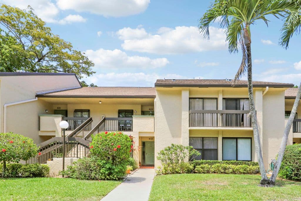 2-bedroom Condo — 5121 Oak Hill Lane #412