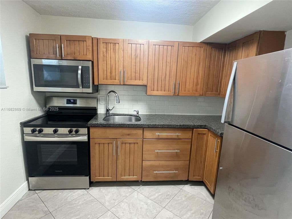 2-bedroom Condo — 4255 N University Dr APT 201