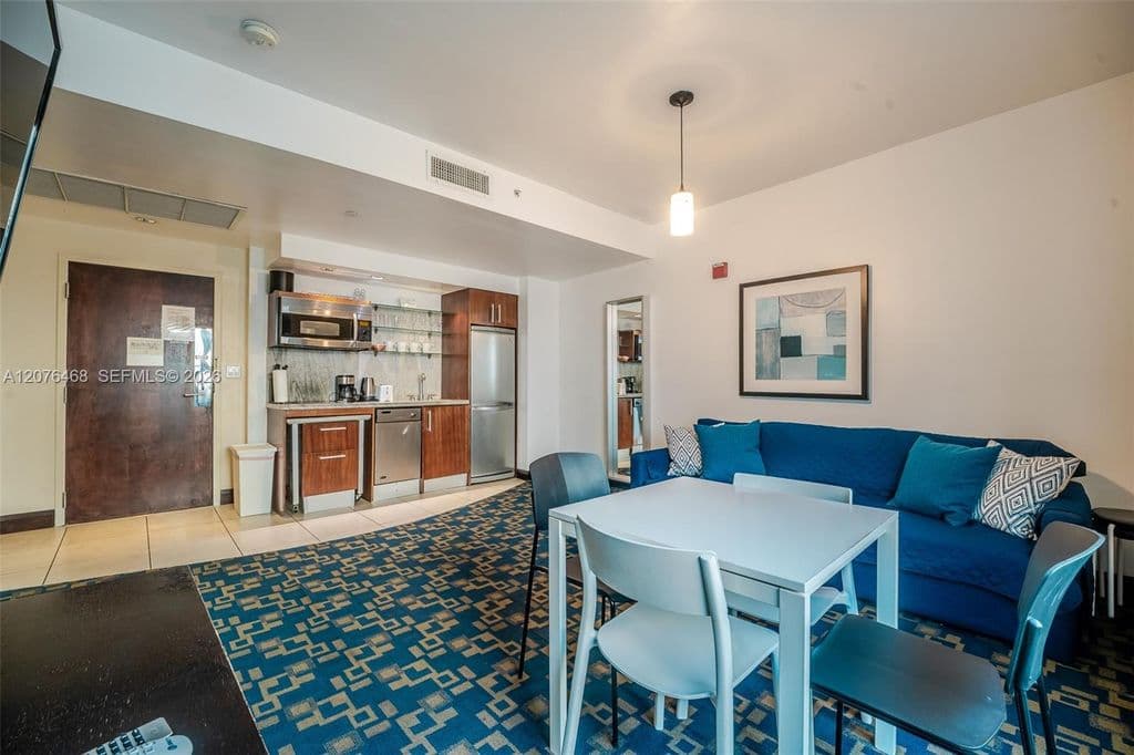 1-bedroom Condo — 1060 Ocean Dr #D206