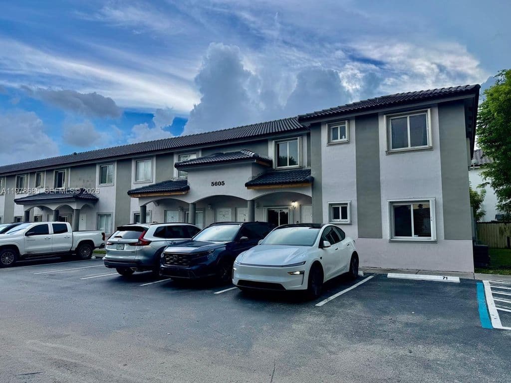3-bedroom Property — 5605 NW 109th Ave APT 76