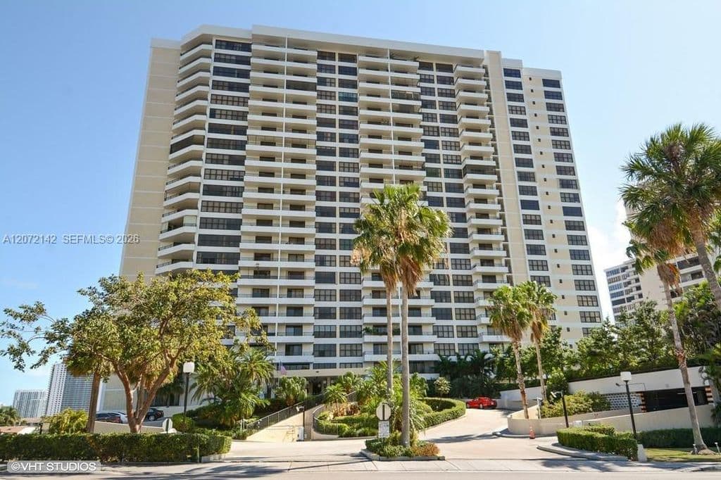1-bedroom Condo — 2500 Parkview Dr APT 1004