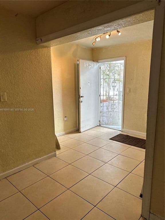 1-bedroom Condo — 12890 NE 8th Ave APT 107