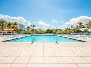 2+1 Condo — 3675 N Country Club Dr APT 1906, Aventura, 33180