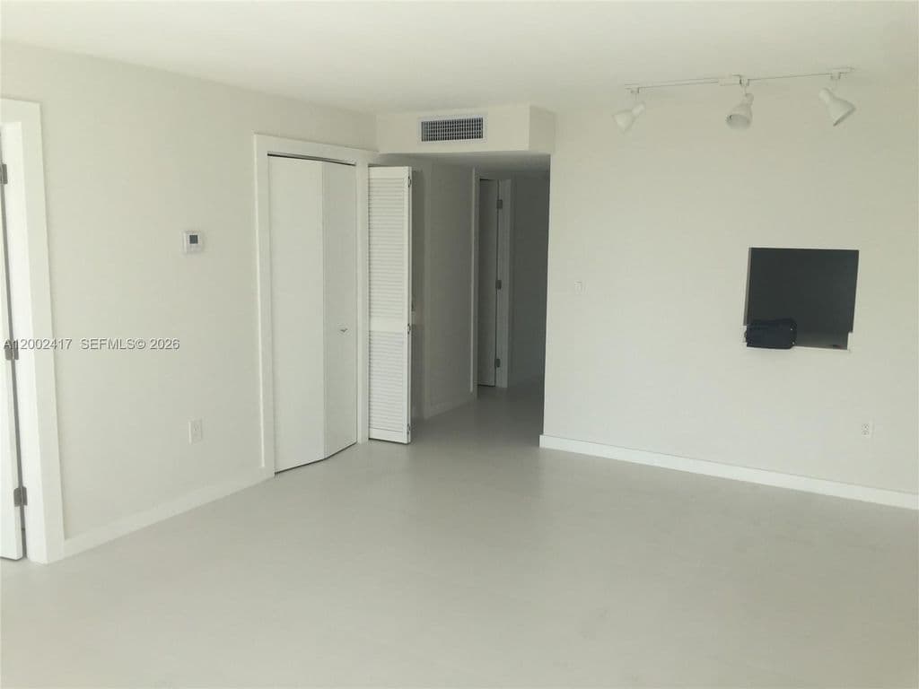 1+1 Condo — 6900 Bay Dr APT 5A