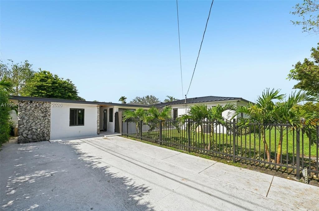 5+1 Müstakil ev — 5152 SW 6th St