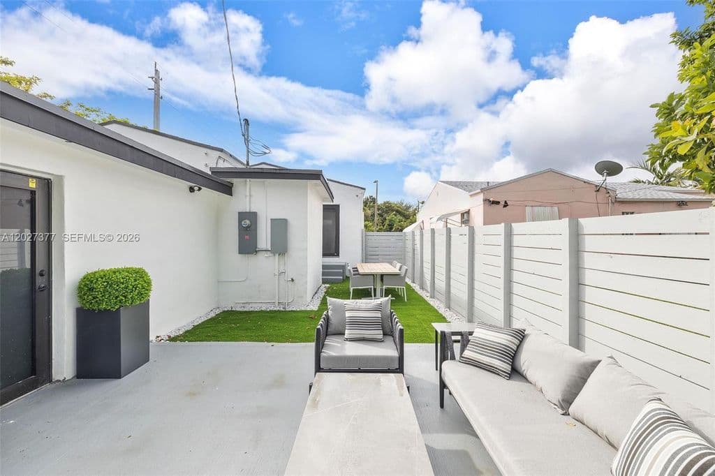 3+1 Müstakil ev — 501 NW 46th St
