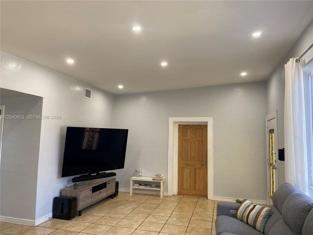 4+1 Müstakil ev — 540 NW 111th St